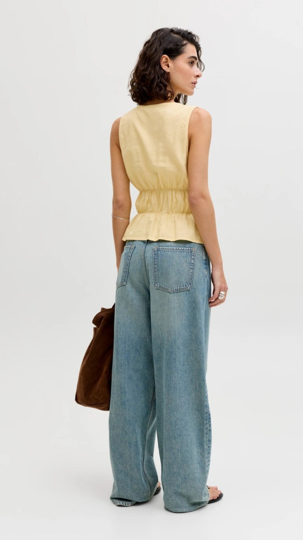 Top chaleco amarillo con lazada y volantes