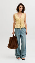 Top chaleco amarillo con lazada y volantes