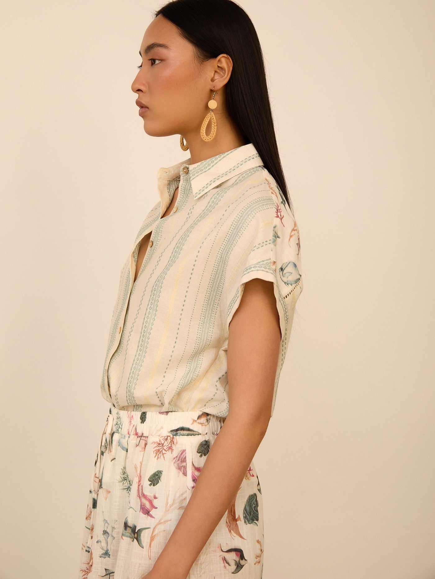 Camisa con Bordados y Estampado de Peces