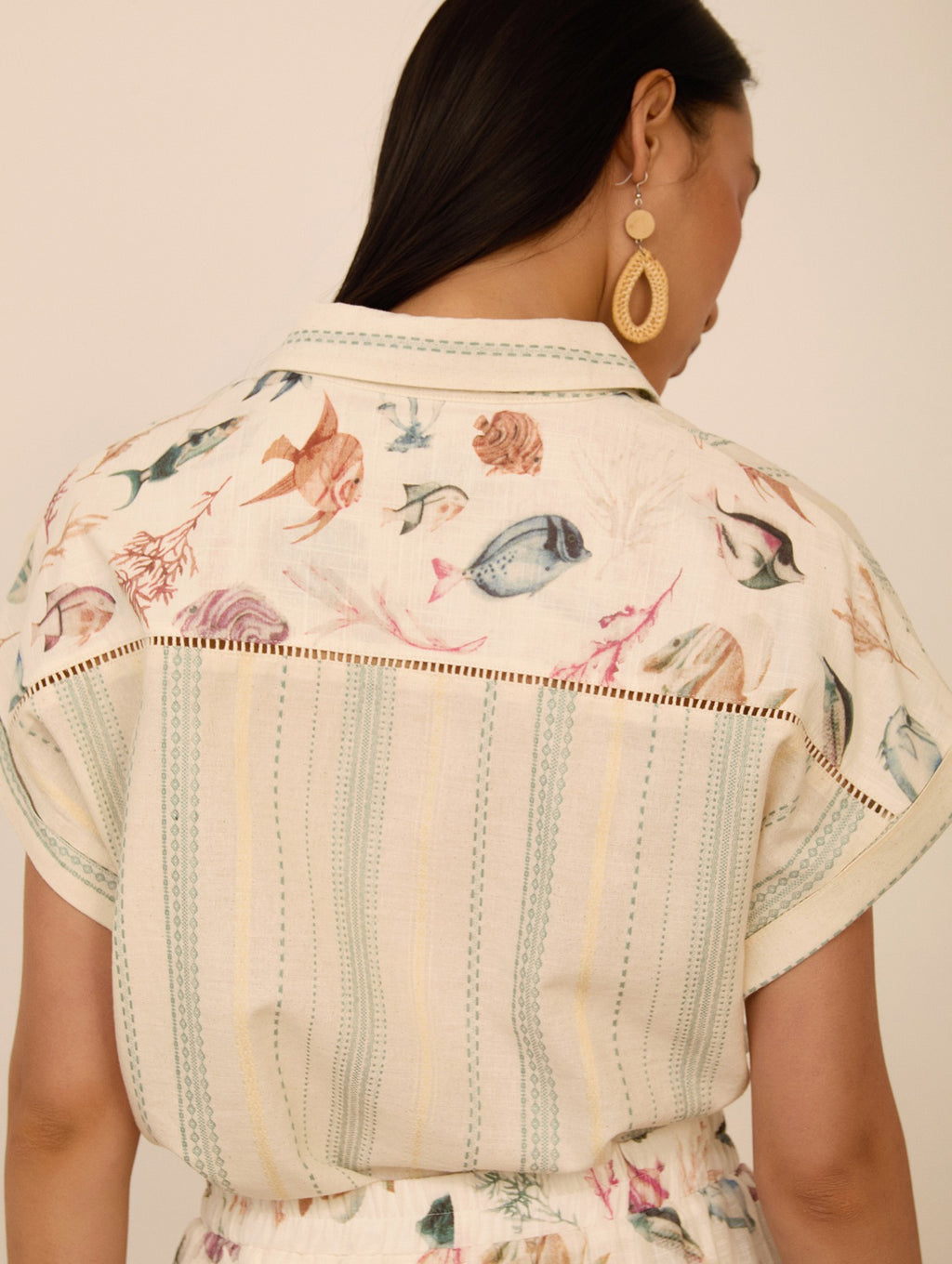 Camisa con Bordados y Estampado de Peces