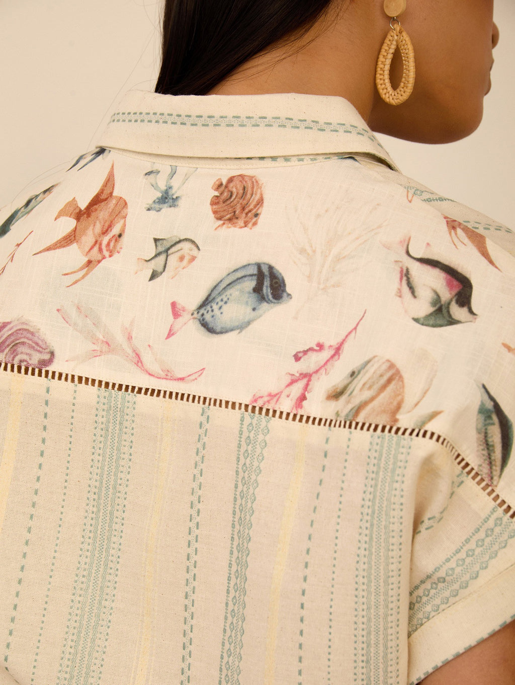 Camisa con Bordados y Estampado de Peces