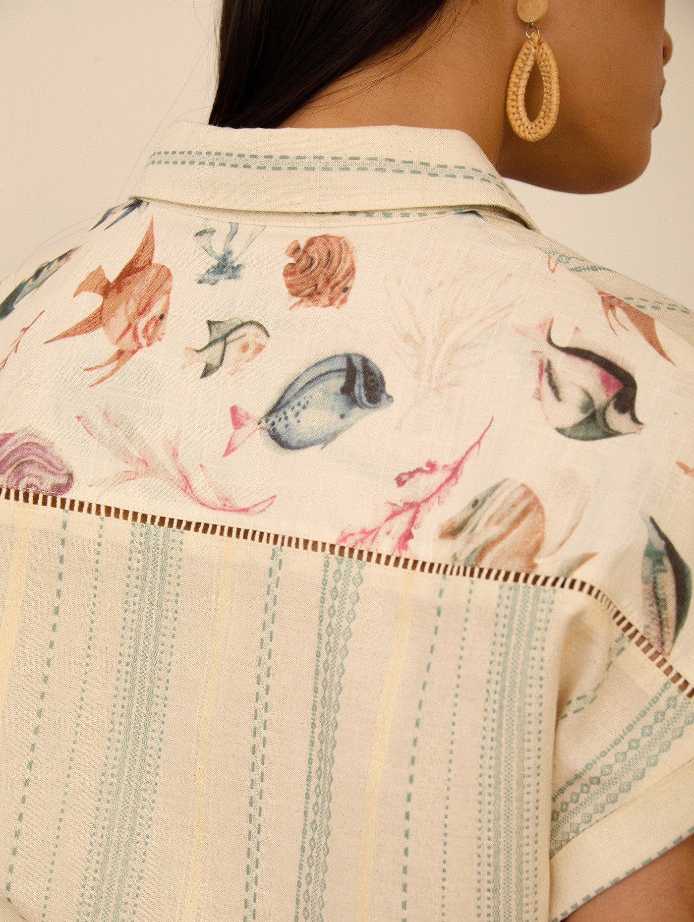 Camisa con Bordados y Estampado de Peces