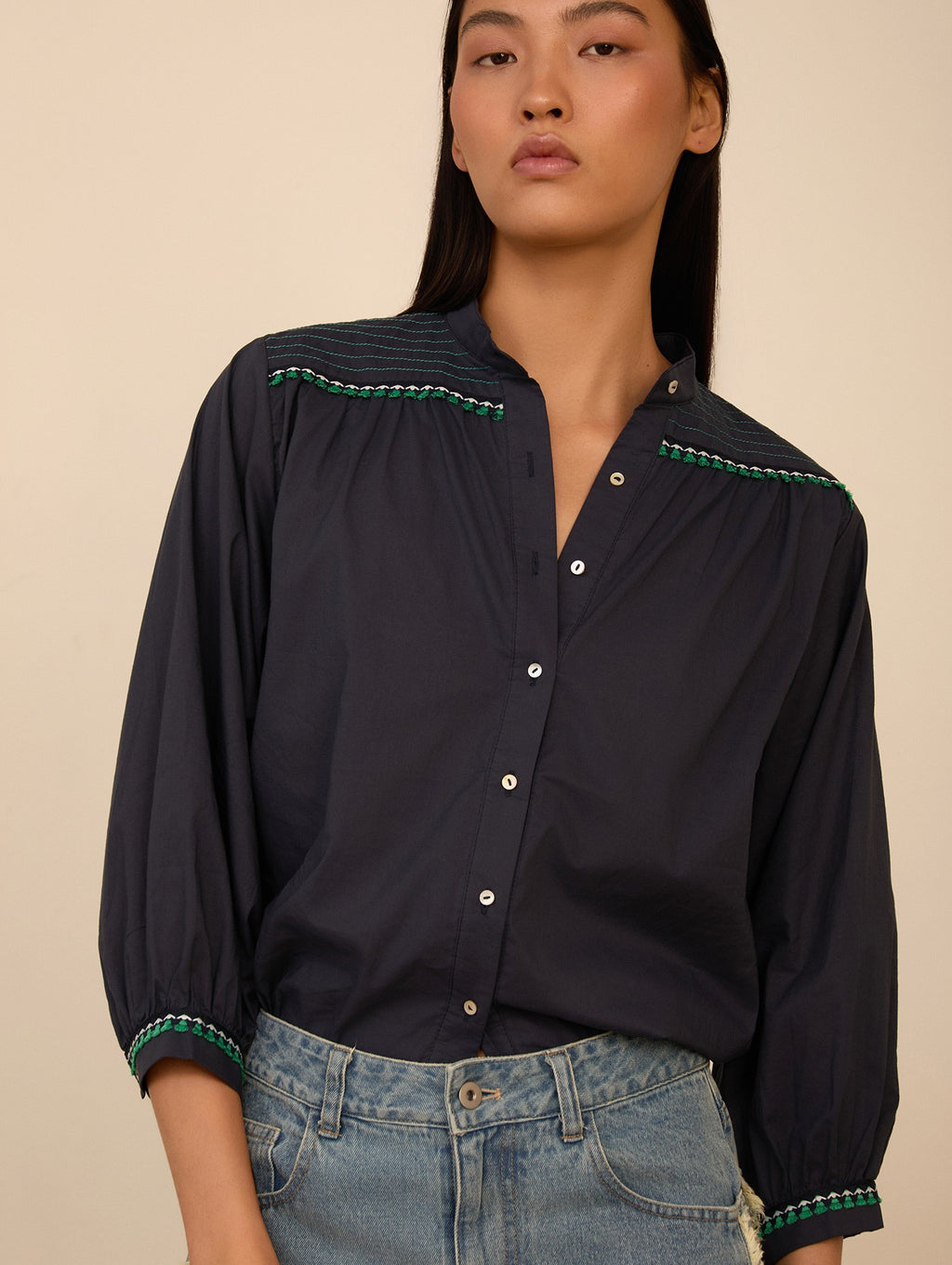 Blusa Bordada Azul Marino