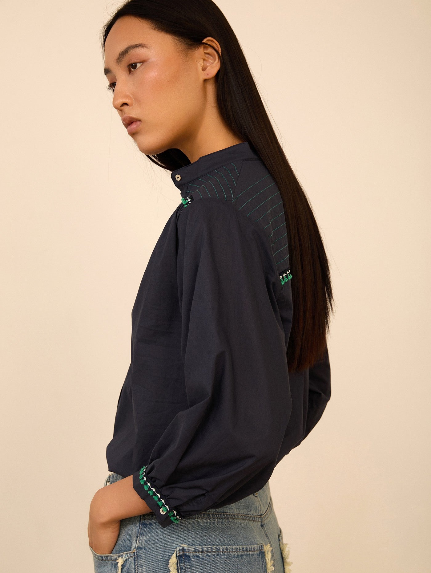Blusa Bordada Azul Marino