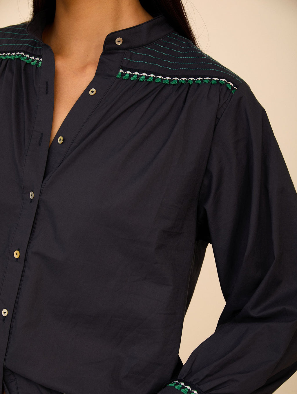 Blusa Bordada Azul Marino