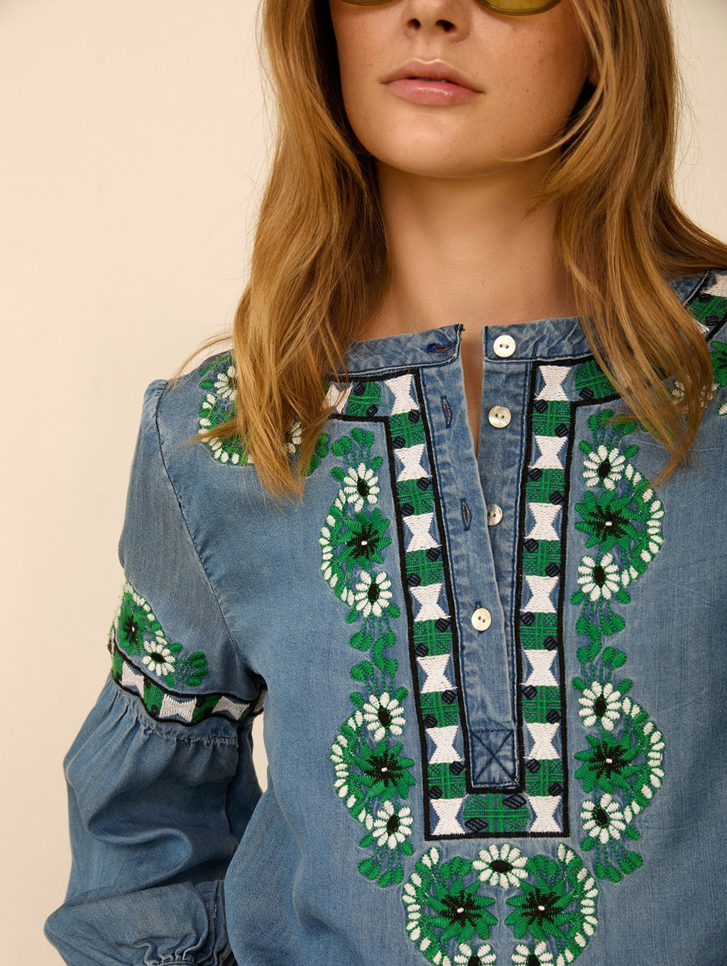 Blusa Bordada Azul con Motivos Geométricos