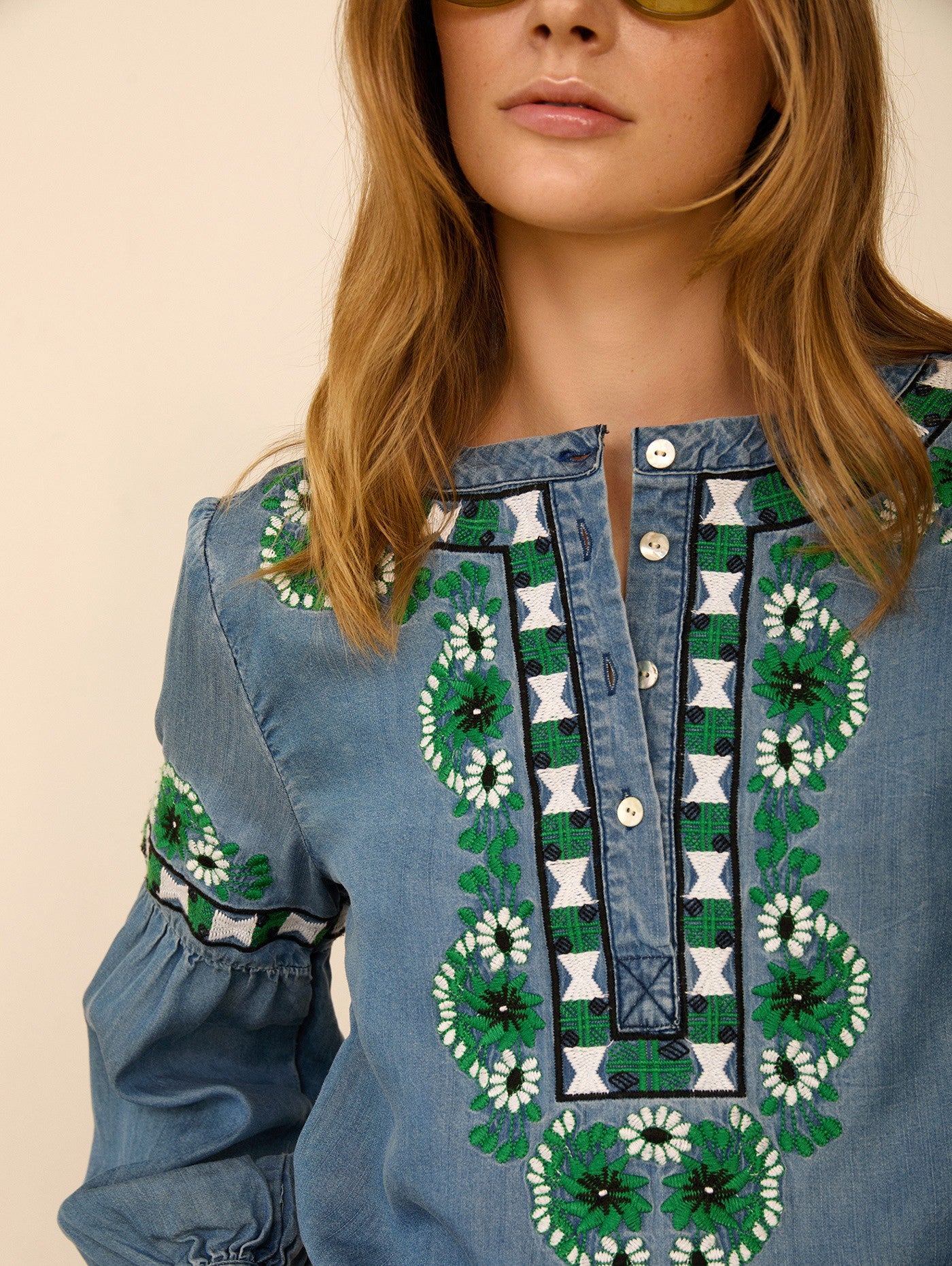 Blusa Bordada Azul con Motivos Geométricos