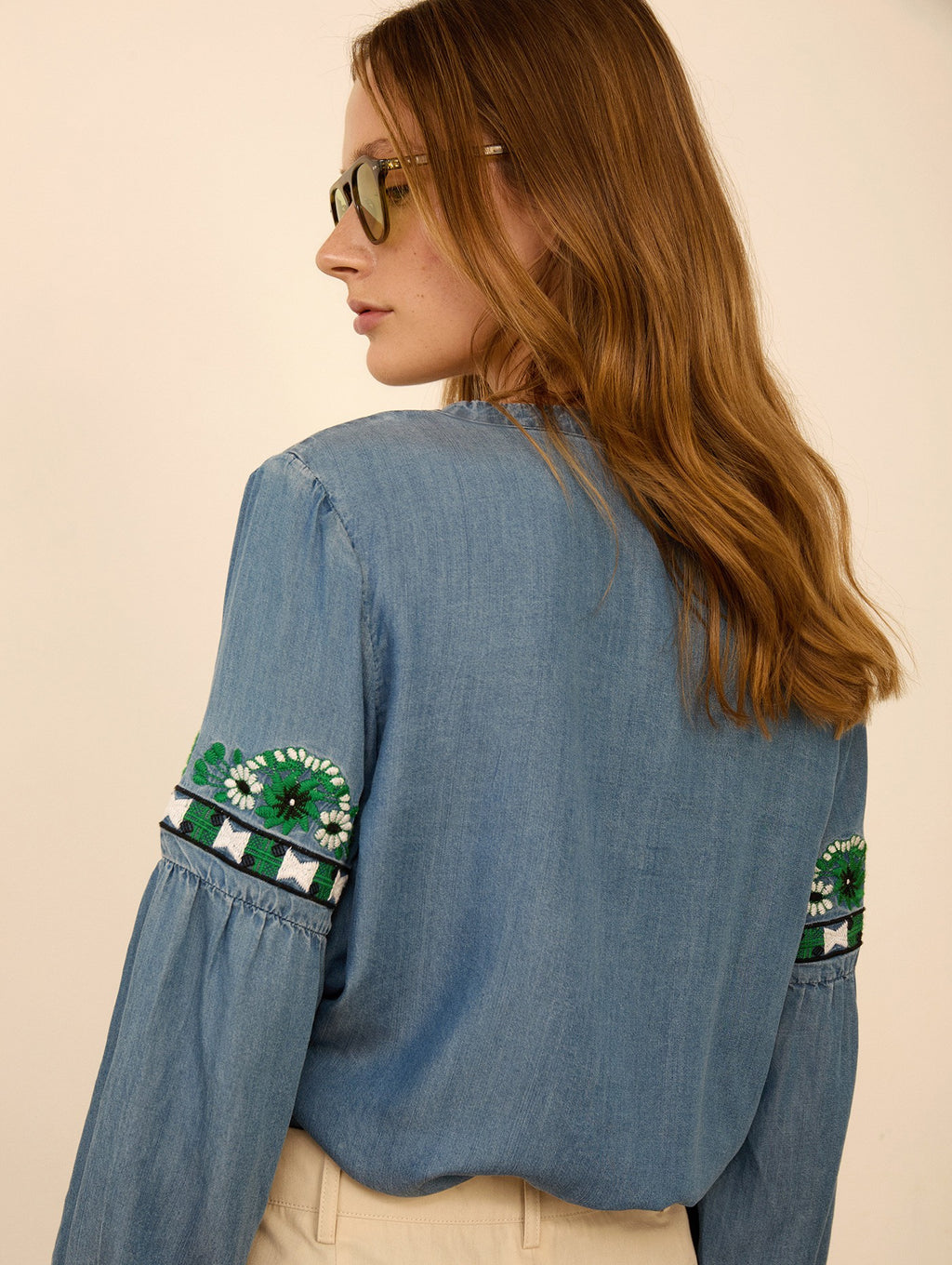 Blusa Bordada Azul con Motivos Geométricos