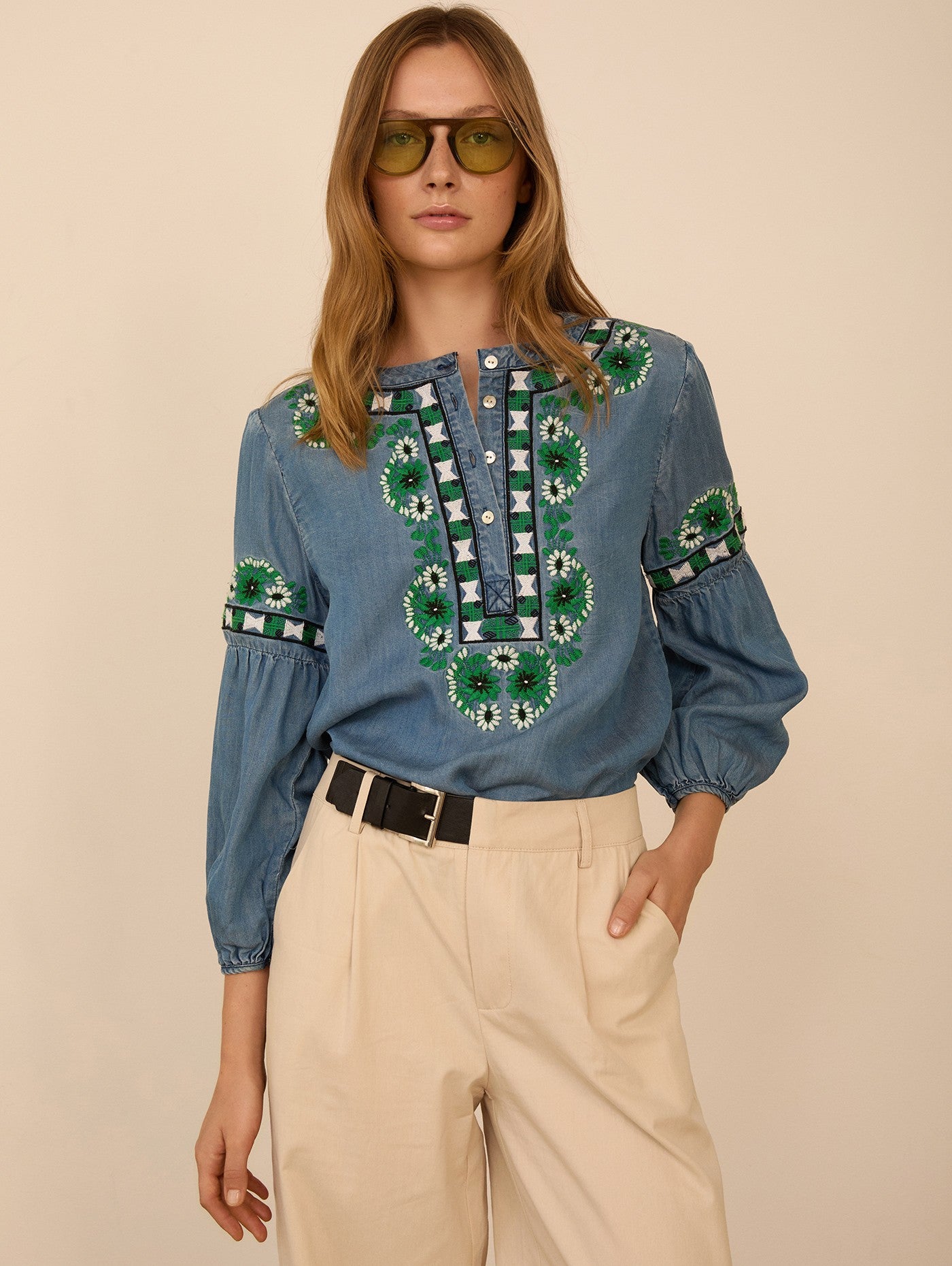 Blusa Bordada Azul con Motivos Geométricos