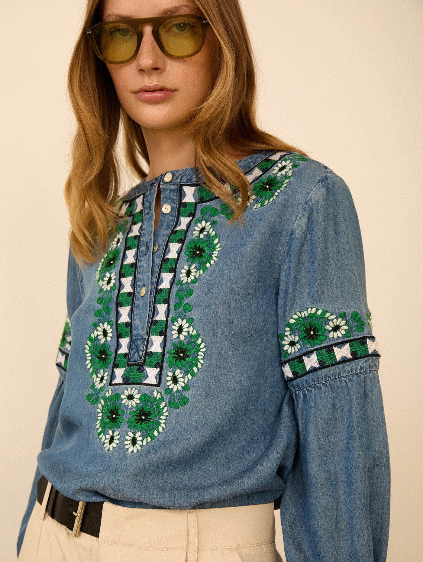 Blusa Bordada Azul con Motivos Geométricos