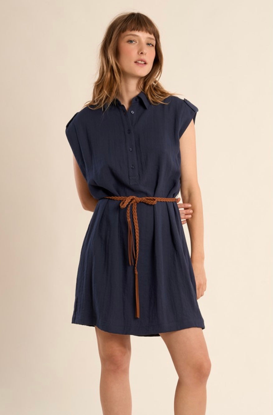 Vestido camisero azul marino con cinturón trenzado