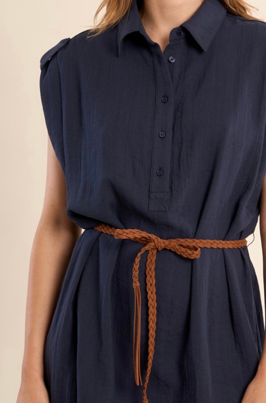 Vestido camisero azul marino con cinturón trenzado