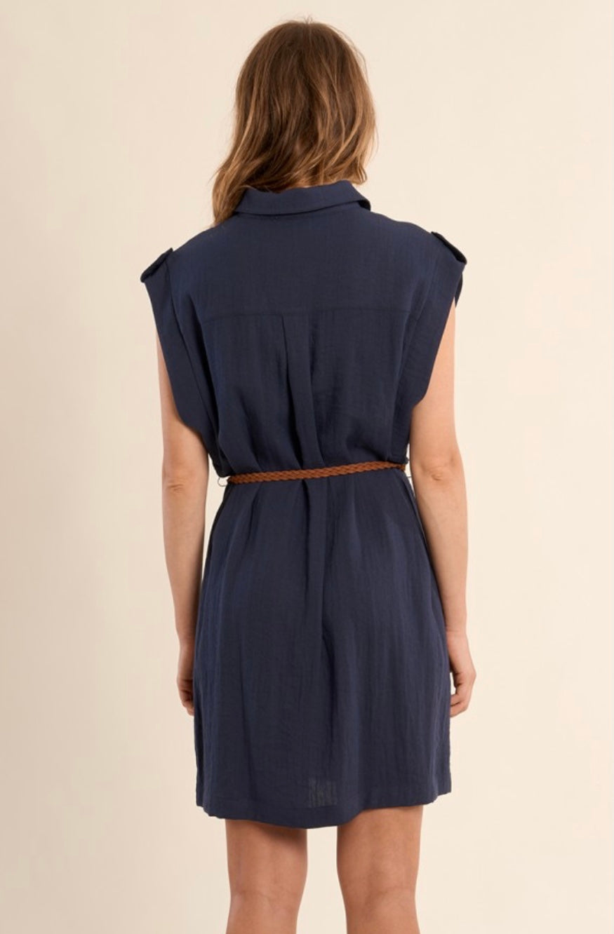 Vestido camisero azul marino con cinturón trenzado