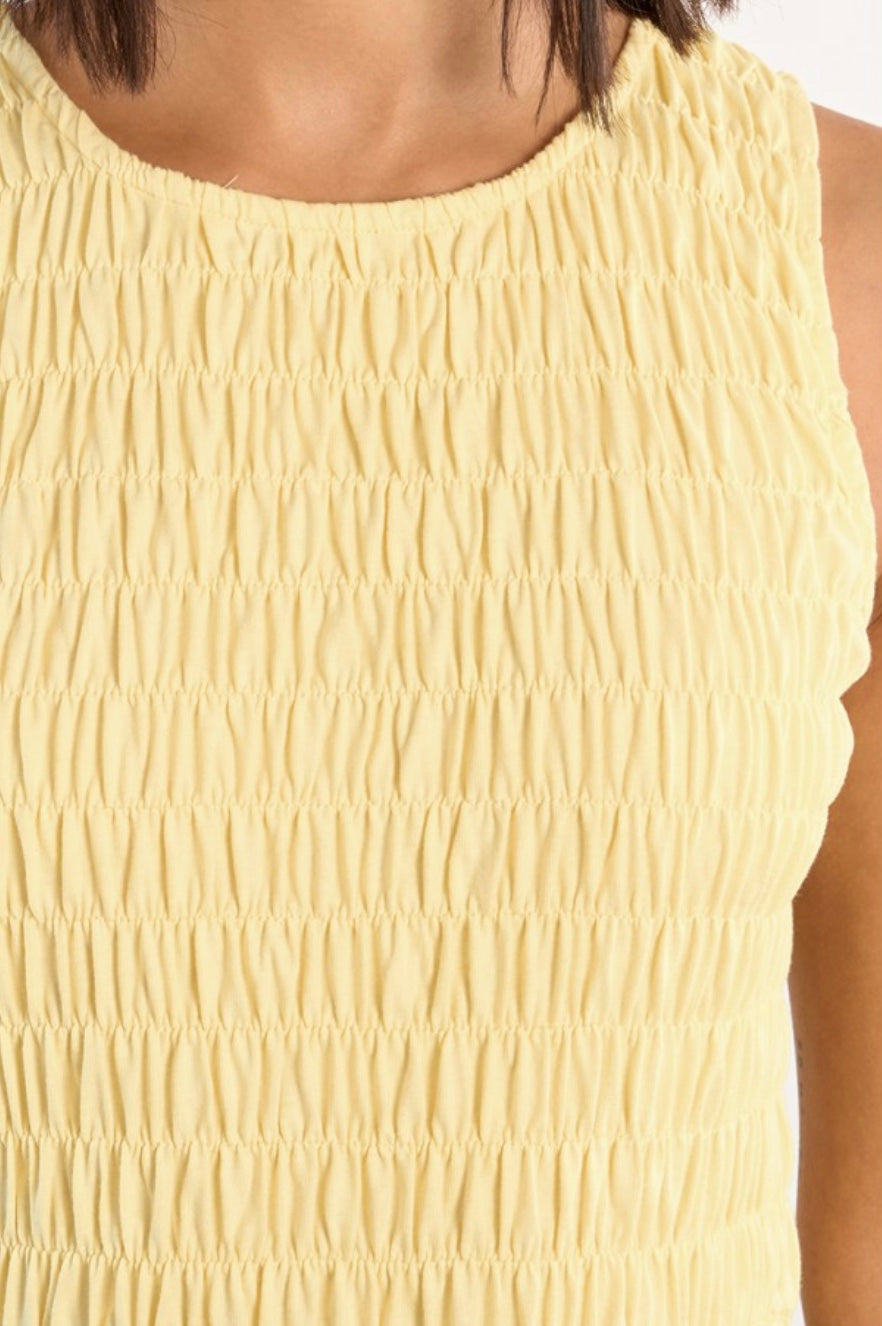 Vestido midi amarillo con cuerpo fruncido smocked