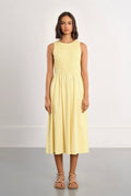 Vestido midi amarillo con cuerpo fruncido smocked
