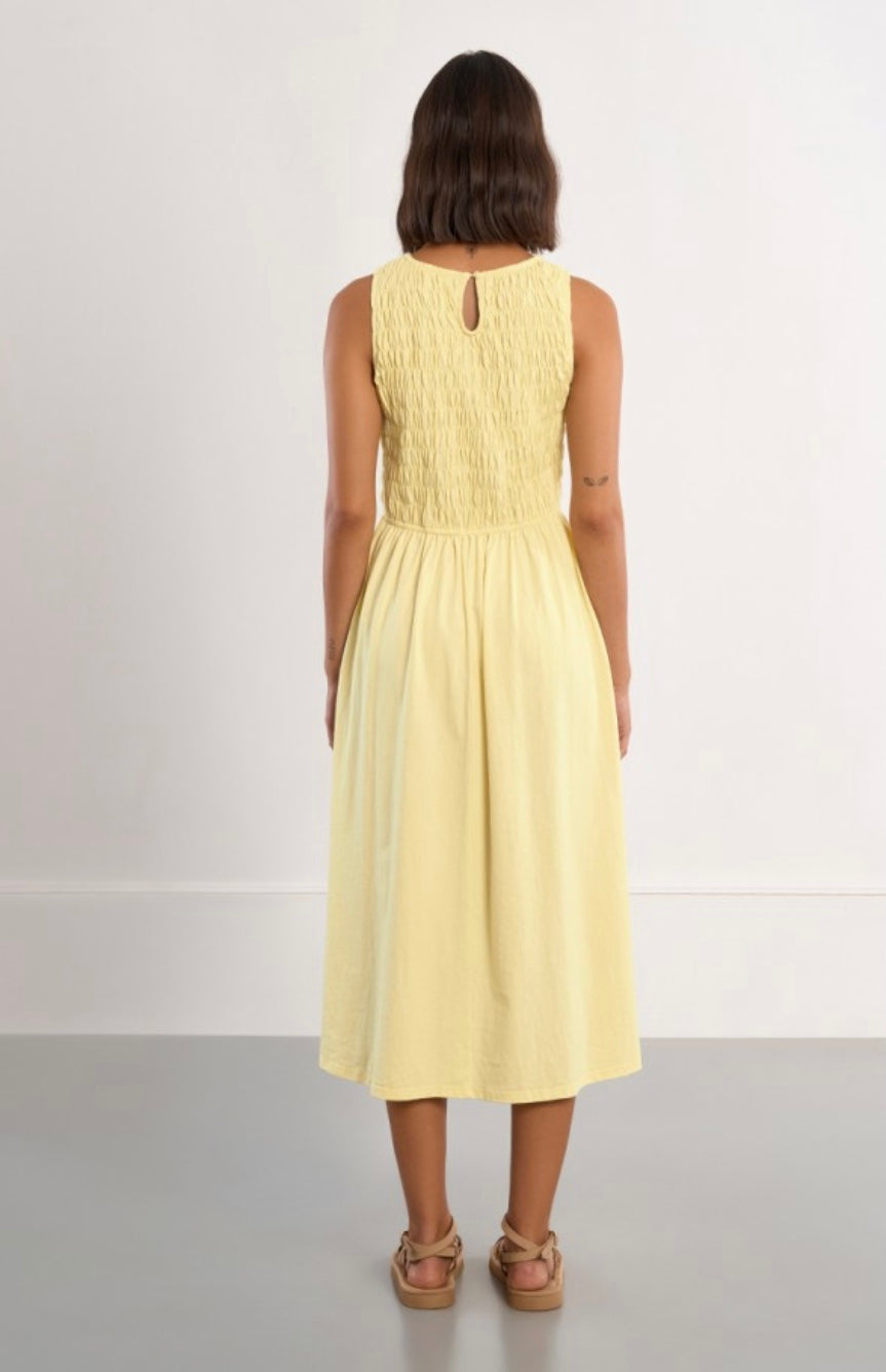 Vestido midi amarillo con cuerpo fruncido smocked