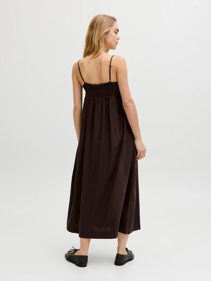 Vestido largo marrón chocolate con tirantes finos