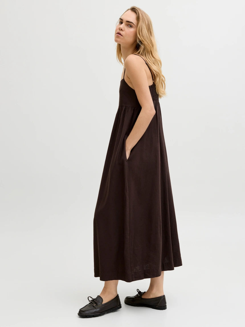 Vestido largo marrón chocolate con tirantes finos