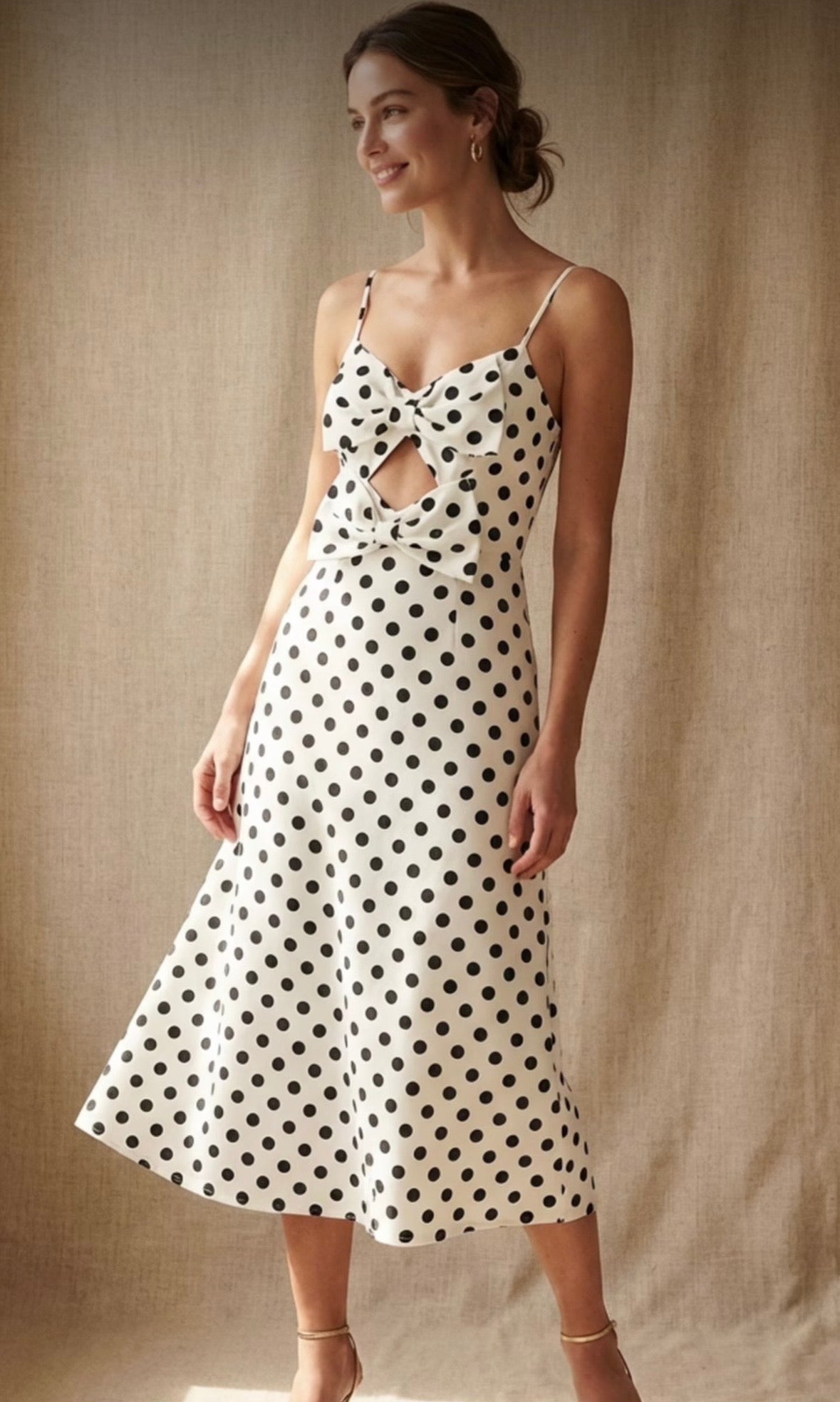 Vestido midi lunares con lazos y cut-out