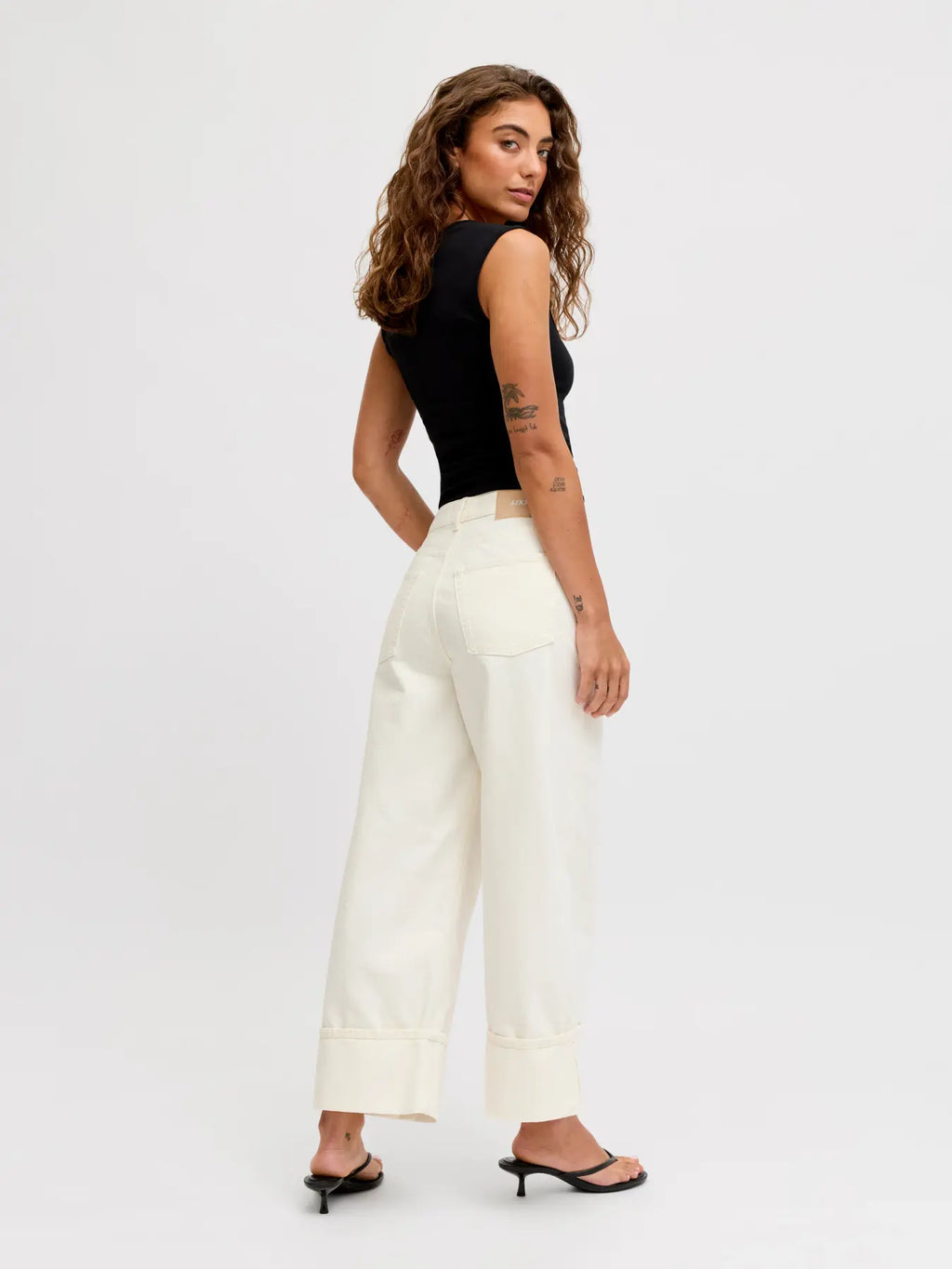 Pantalón wide leg crudo con vuelta en el bajo