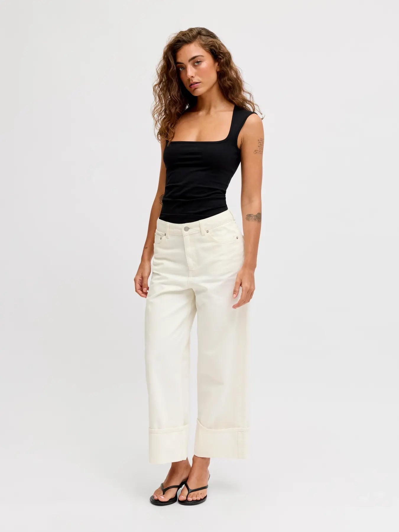 Pantalón wide leg crudo con vuelta en el bajo
