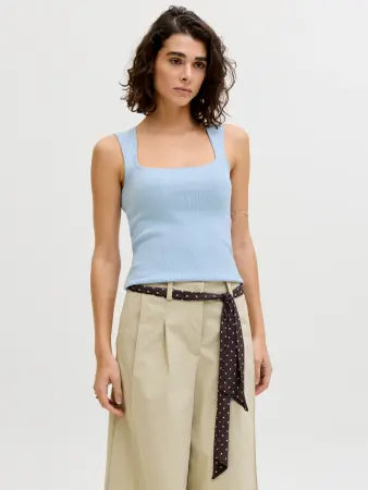 Top azul cielo cuello cuadrado de punto acanalado JJXX