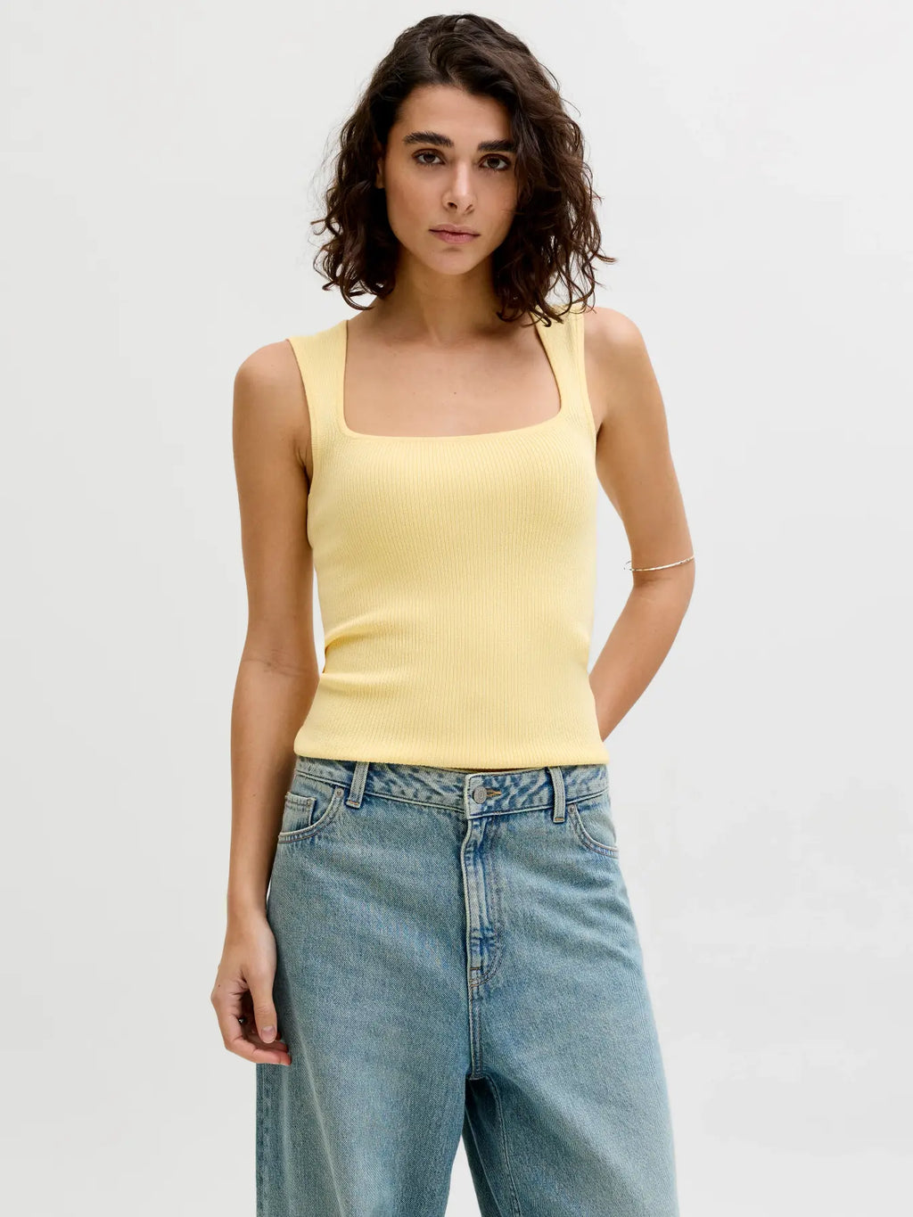 Top amarillo cuello cuadrado con textura