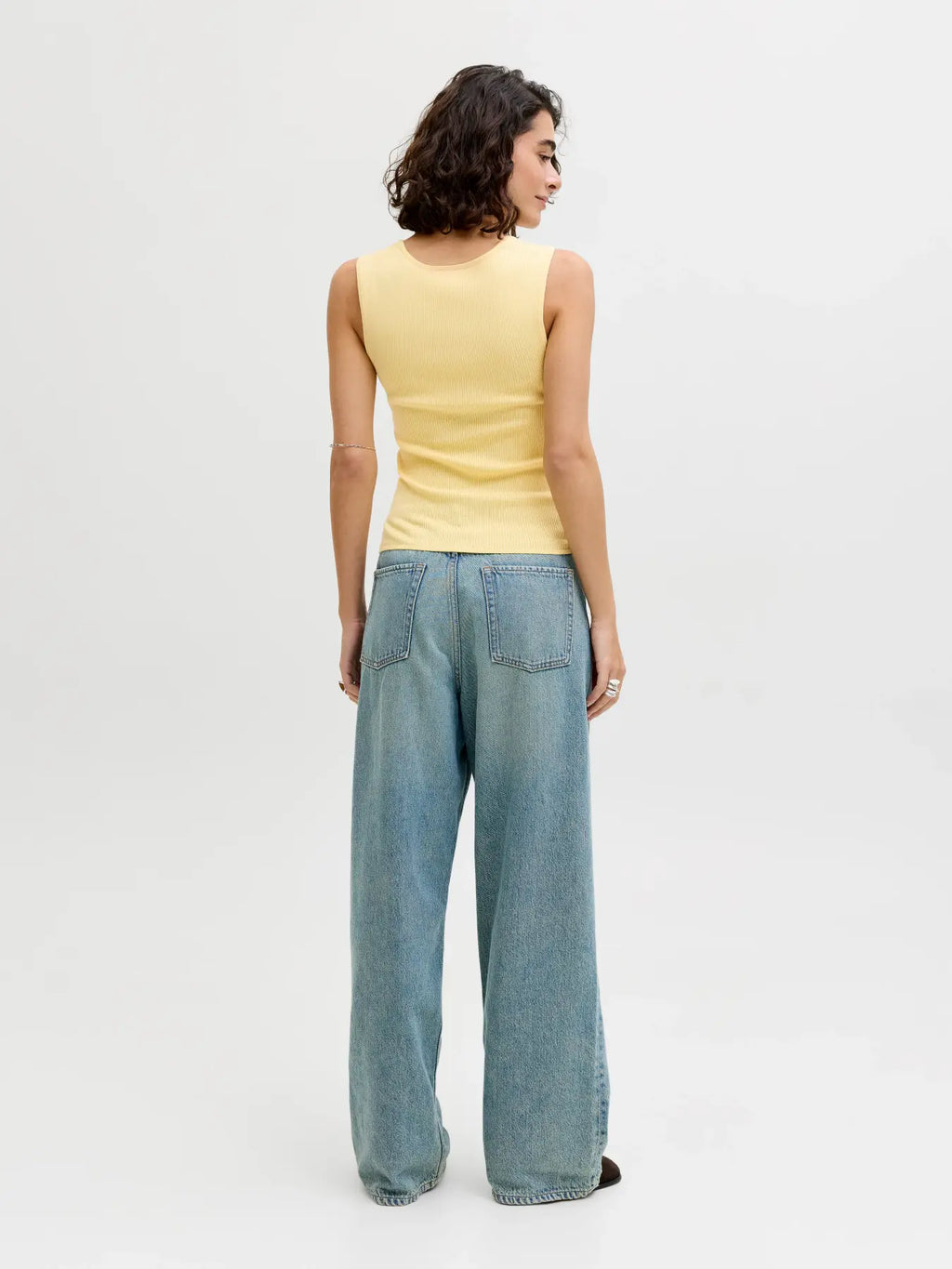 Top amarillo cuello cuadrado con textura