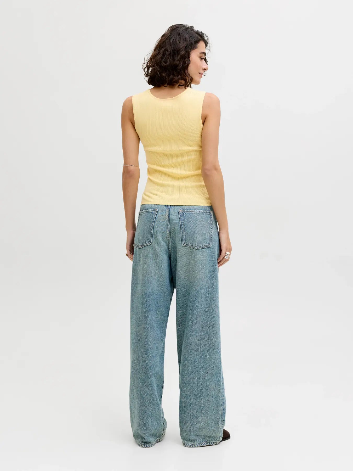 Top amarillo cuello cuadrado con textura