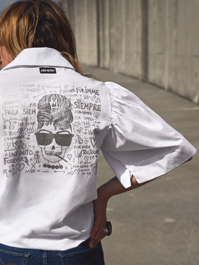 Camisa blanca con estampado graffiti en la espalda
