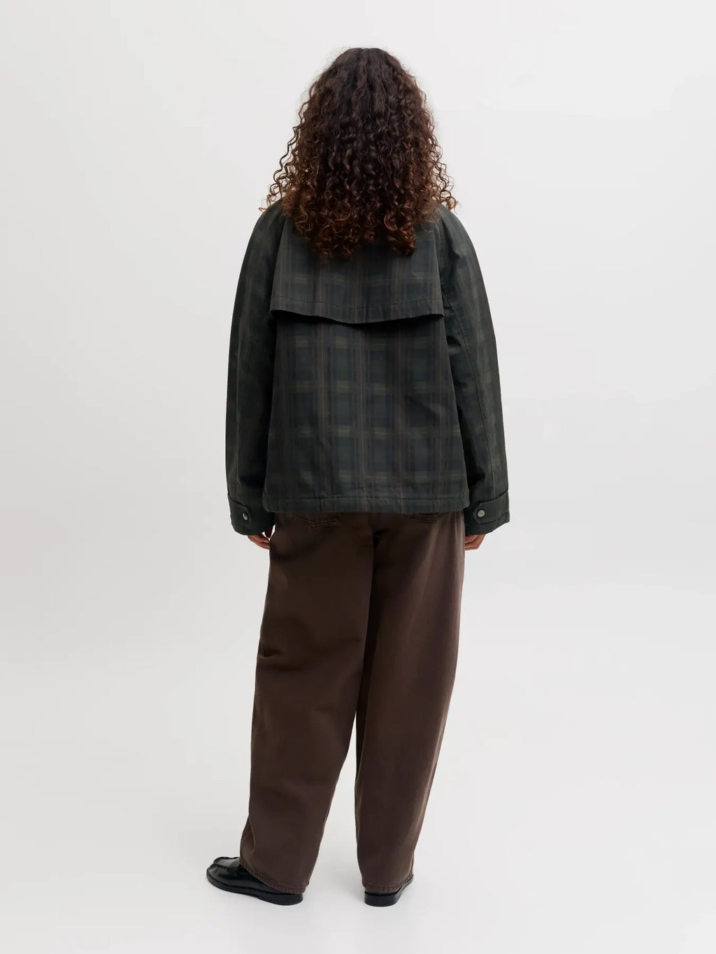 Chaqueta impermeable con cuello pana