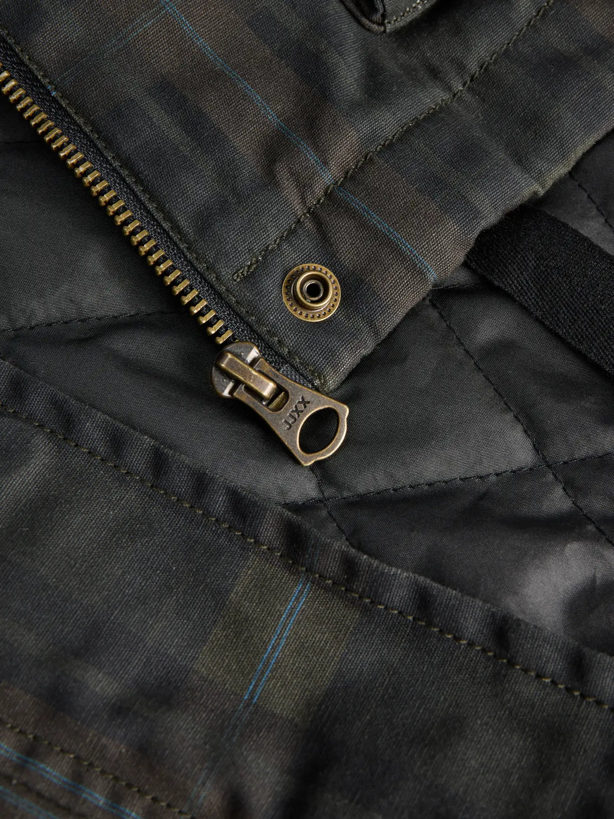 Chaqueta impermeable con cuello pana