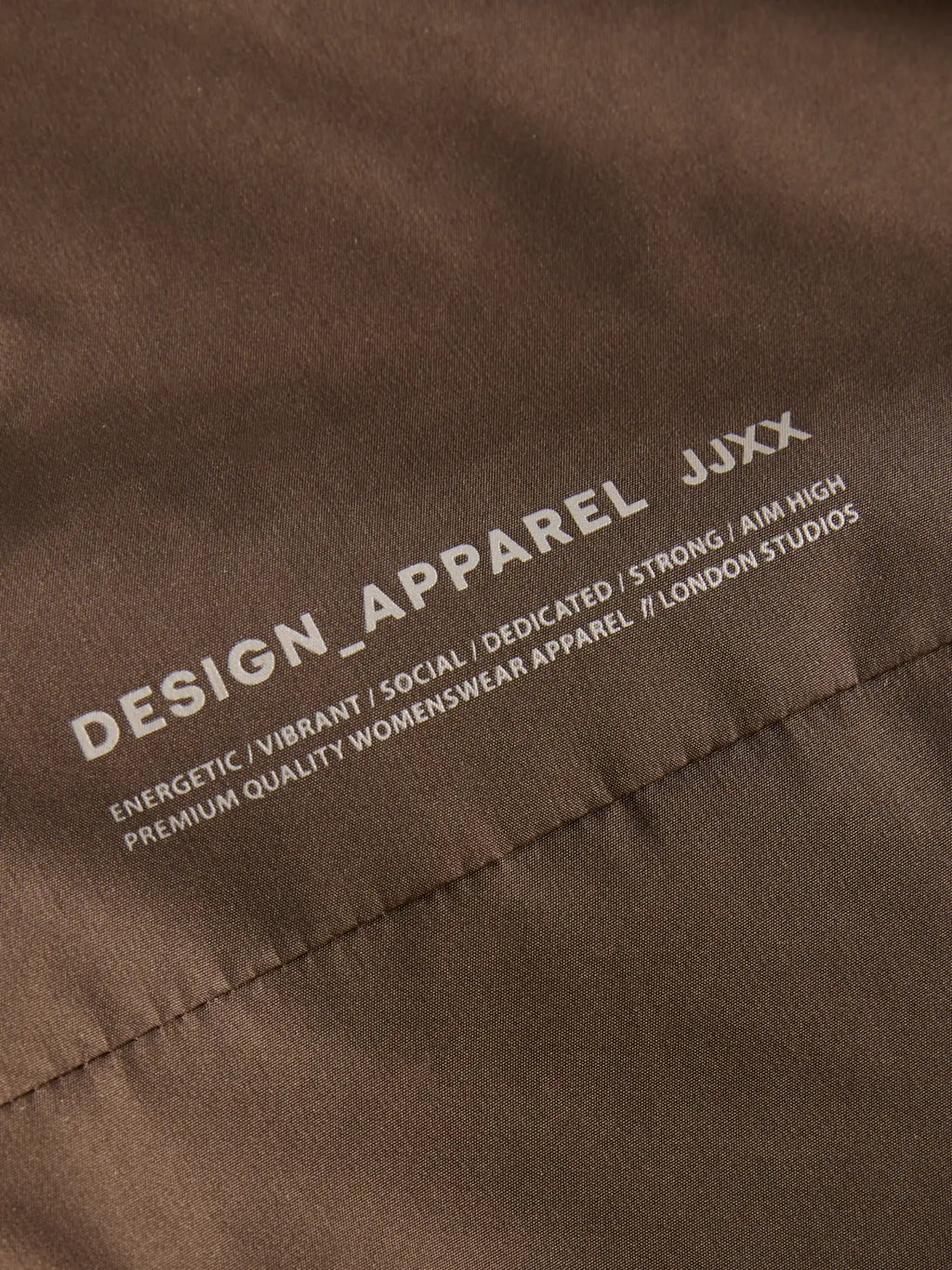 Cazadora impermeable con capucha marrón