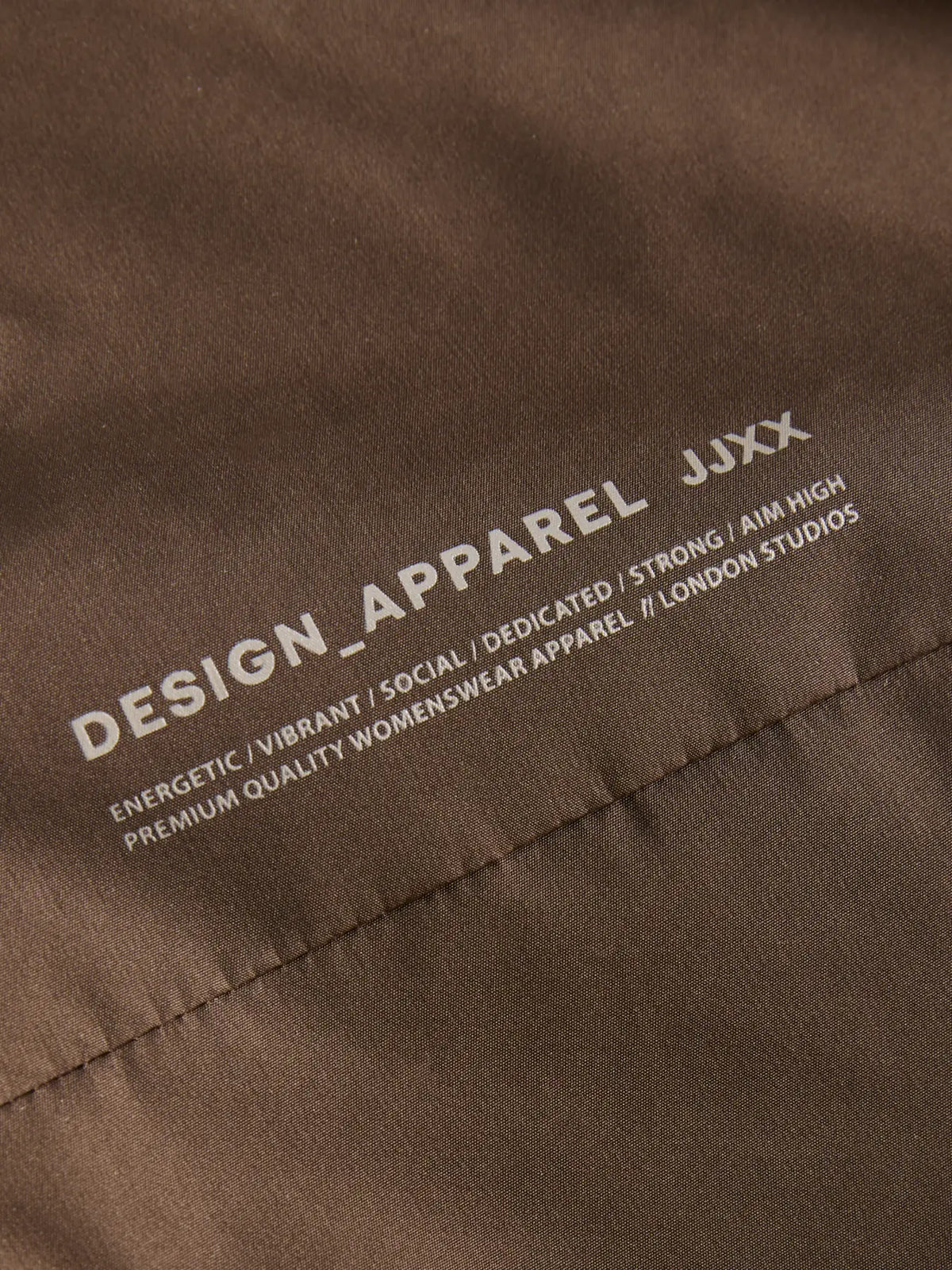 Cazadora impermeable con capucha marrón