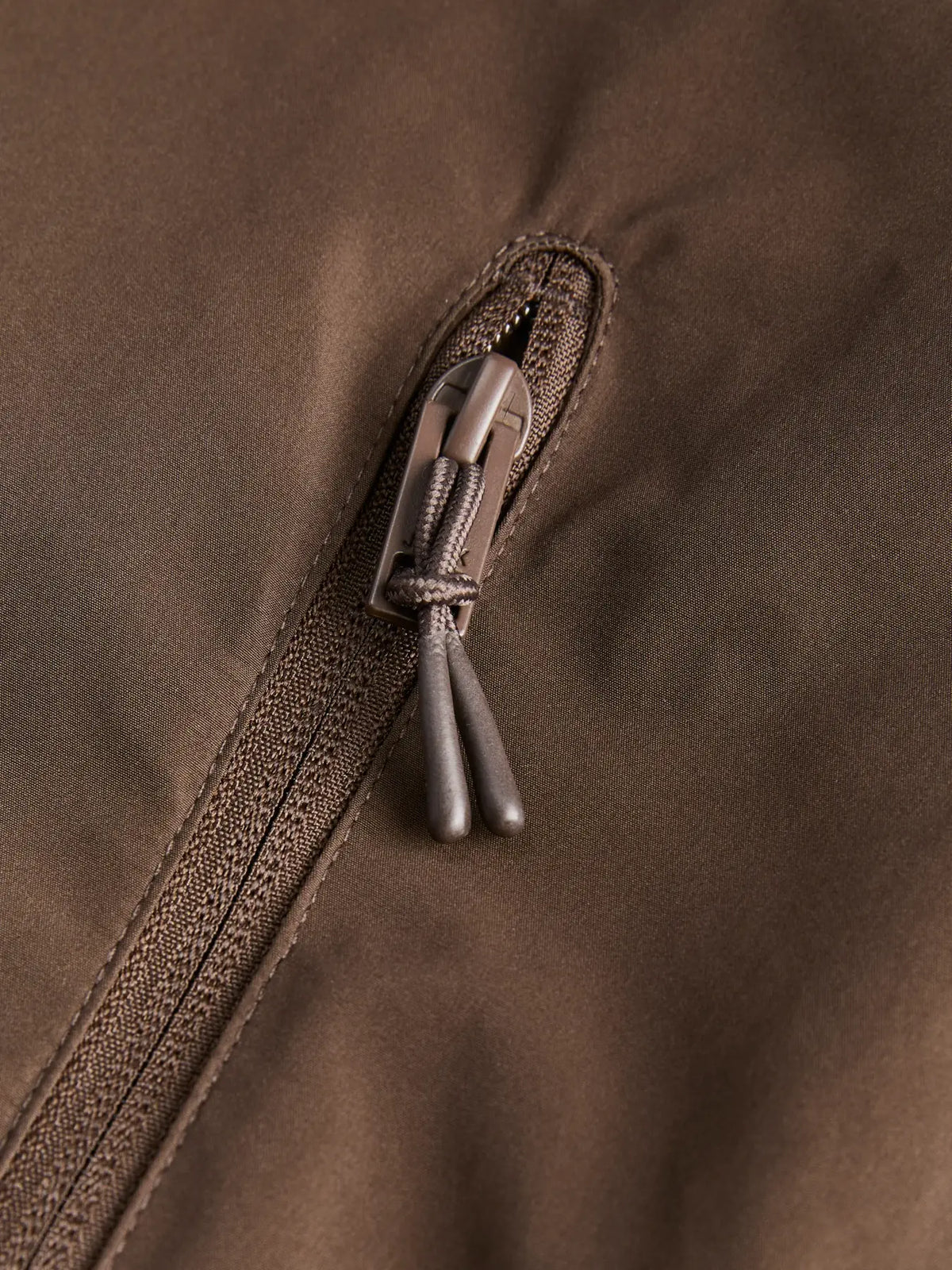 Cazadora impermeable con capucha marrón