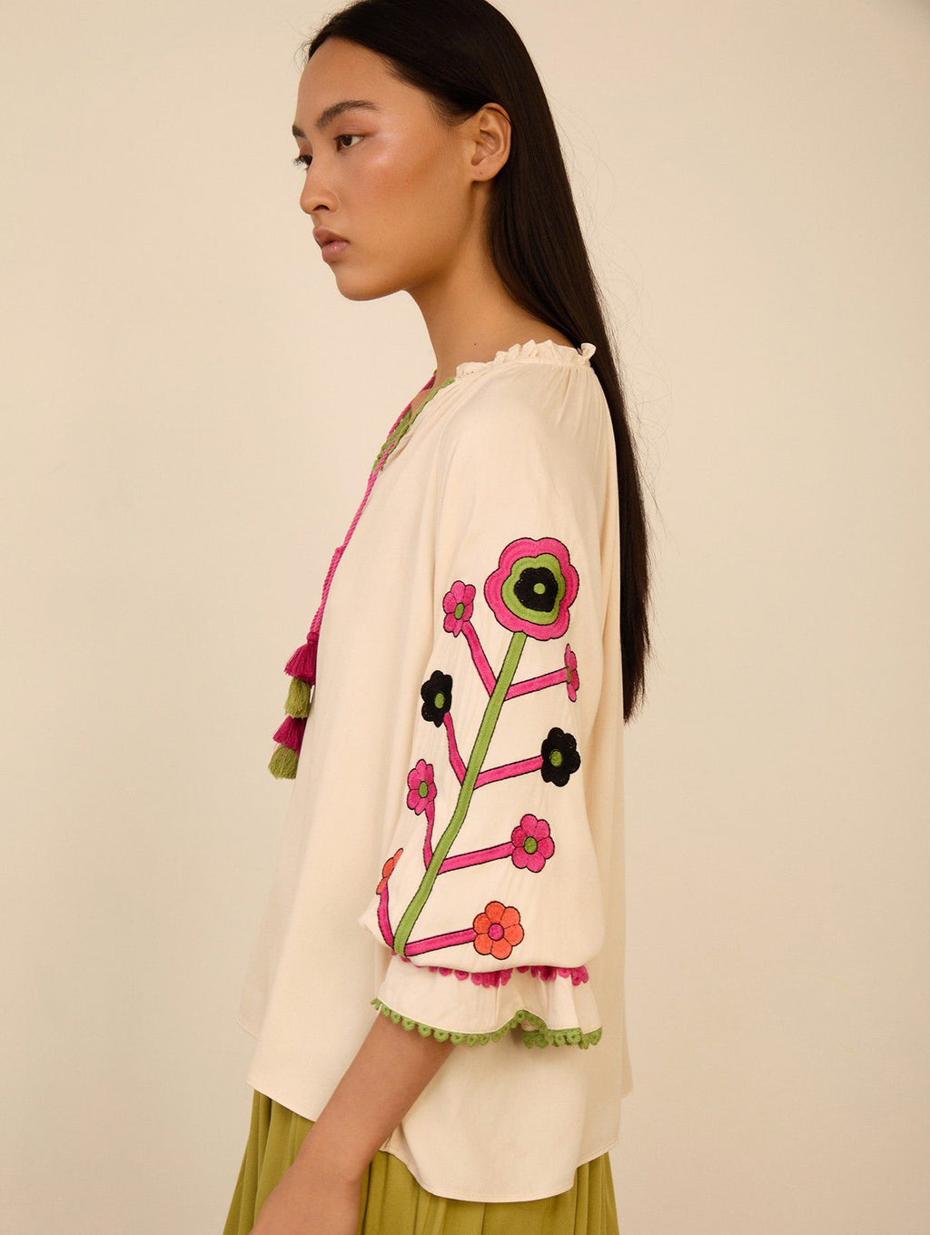 Blusa Bordada con Borlas
