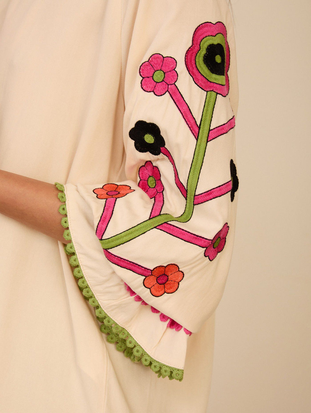 Blusa Bordada con Borlas