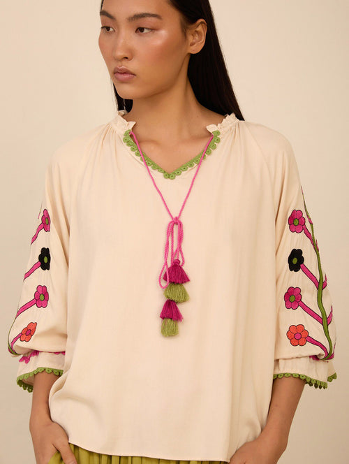 Blusa Bordada con Borlas